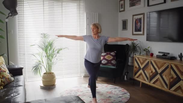 Video aktivní starší ženy, která doma cvičí. Snímek s RED heliovou kamerou v 8K. - Záběry, video