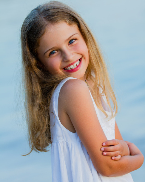夏休み - ビーチで素敵な女の子の肖像画 - 写真・画像