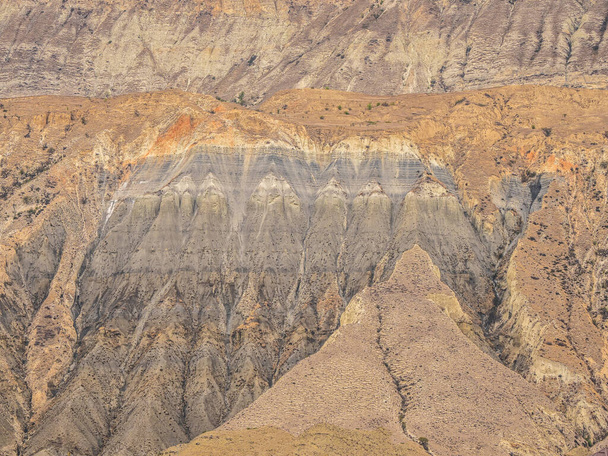 赤い岩の断面。地質層。山のセクションの石の色の層、異なる岩の形成と土壌層. - 写真・画像