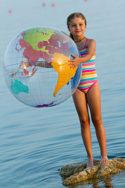 Juego de verano, niña jugando en el mar
 - Foto, imagen
