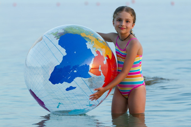nyári játék, fiatal lány játszik a tengeren - Fotó, kép