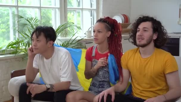 Zweedse fans kijken thuis tv. Emotionele sportfans met de vlag van Zweden - Video