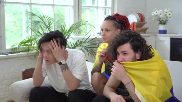 Κολομβιανοί οπαδοί του ποδοσφαίρου βλέπουν τηλεόραση στο σπίτι. Συναισθηματικοί φίλαθλοι με σημαία Κολομβίας - Πλάνα, βίντεο
