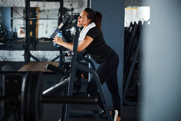 Athletic woman spending free time in gym - Zdjęcie, obraz
