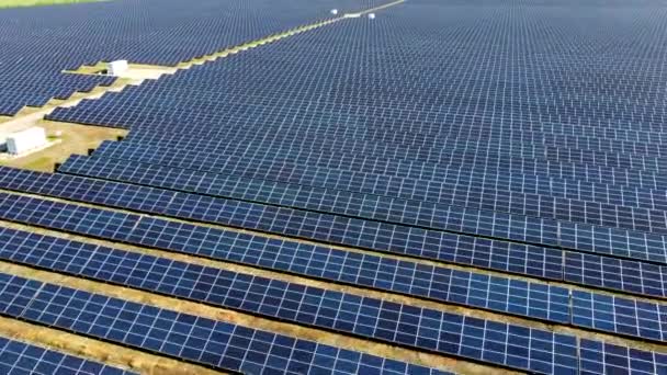 Vôo aéreo da visão do drone sobre painéis da central de energia solar. - Filmagem, Vídeo