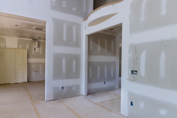 Sádrokartonový sádrokarton na stěnách a strop nově postaveného domu na švy na suchých stěnách - Fotografie, Obrázek