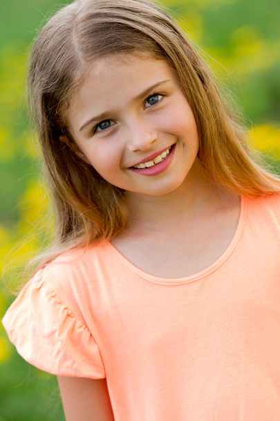 Happy child - outdoor portrait of adorable girl - Foto, afbeelding