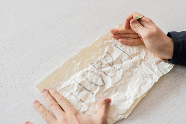 persoon handen houden van een papieren blad met het woord hoop - Foto, afbeelding