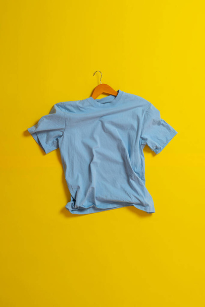 nové tričko ploché ležel nové oblečení, ležérní tkaniny, minimalistický koncept - Fotografie, Obrázek