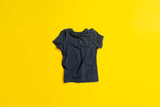 新しいTシャツフラットは新しい服、カジュアルなファブリック、ミニマルなコンセプトをレイアウト - 写真・画像