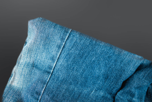 Skládat džíny na černém pozadí. Horní pohled - Fotografie, Obrázek