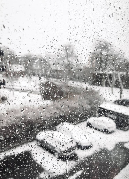 Kış fırtınası sırasında üzerine su damlayan bir pencerenin fotoğrafı - Fotoğraf, Görsel