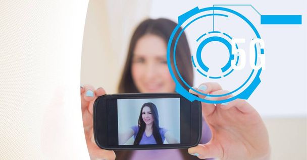 5g tekst en ronde scanner over vrouw het nemen van een selfie van smartphone tegen technologie achtergrond. mondiaal netwerk- en technologieconcept - Foto, afbeelding