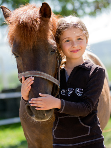 Pferd und reizendes Mädchen - beste Freunde - Foto, Bild