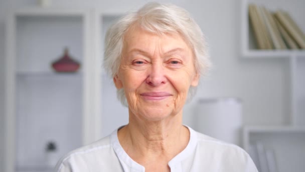 Vanha johtaja nainen näyttää suoralta ja hymyilee toimistossa - Materiaali, video