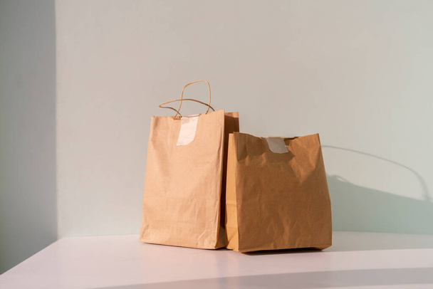 los dos paquetes de papel con alimentos entregados a casa - Foto, Imagen