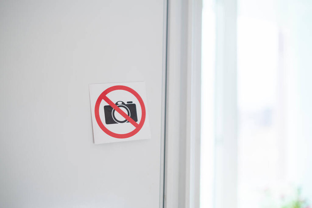 una cámara prohibida icono de símbolo pegatina en la pared en lugar público, área de restricción de tiro - Foto, Imagen