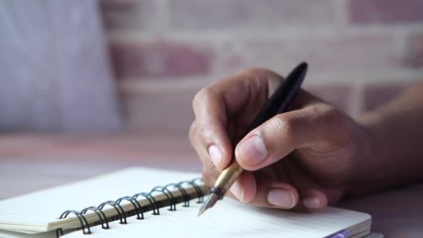 Κοντινό πλάνο του ανθρώπου χέρι γράφοντας στο σημειωματάριο. - Πλάνα, βίντεο