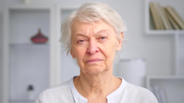 Nyugdíjas üzletasszony rövid ősz hajjal és kék szemekkel - Felvétel, videó