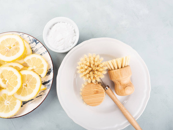 Нульові відходи пластикові безкоштовні посуд будинок прання щітка і натуральний очищувальний продукт лимон і харчова сода
 - Фото, зображення