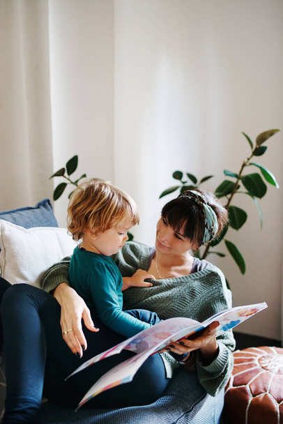 Raju kuva nuoresta naisesta lukemassa pojalleen kotona - Valokuva, kuva