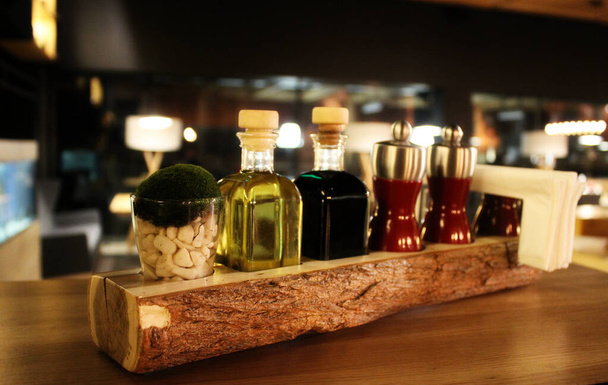Especias y condimentos en una mesa de restaurante - Foto, imagen