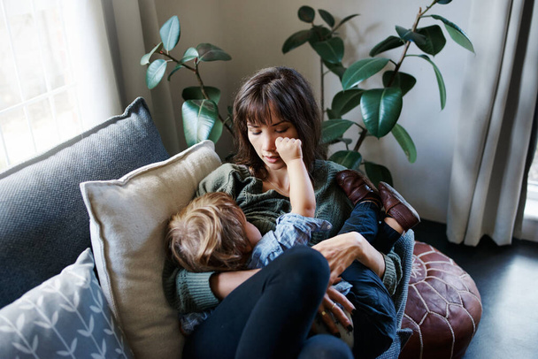 Ujęcie młodej kobiety spędzającej czas w domu z synem - Zdjęcie, obraz