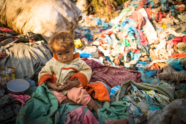 Niño en un vertedero en Nepal
 - Foto, imagen