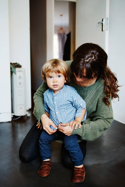 rajattu kuva nuori nainen viettää laatuaikaa kotona poikansa kanssa - Valokuva, kuva