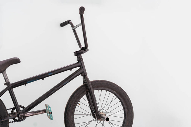 ένα μαύρο ποδήλατο BMX στέκεται κοντά στον τοίχο, extreme αθλητικό εξοπλισμό - Φωτογραφία, εικόνα