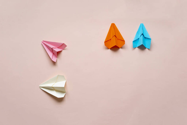 una idea creativa de los aviones de papel con pistas, vista desde arriba, concepto de viaje simple - Foto, Imagen