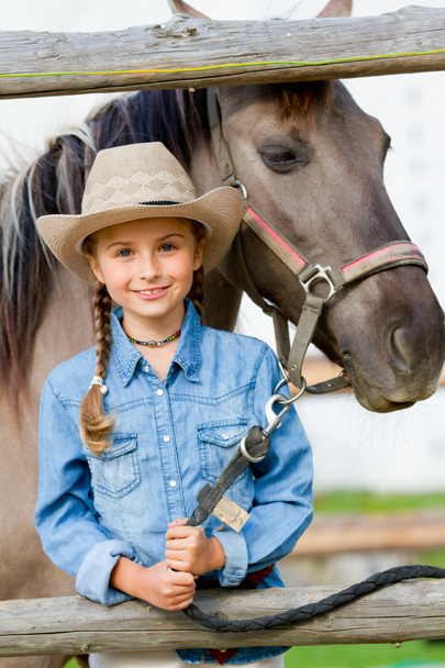 Rancho - Menina encantadora com cavalo no rancho
 - Foto, Imagem