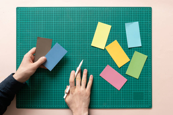 μια ομάδα σχεδιαστών επιλέγουν φάσμα χρωμάτων για να ζωγραφίσει το εσωτερικό, δημιουργική απασχόληση - Φωτογραφία, εικόνα