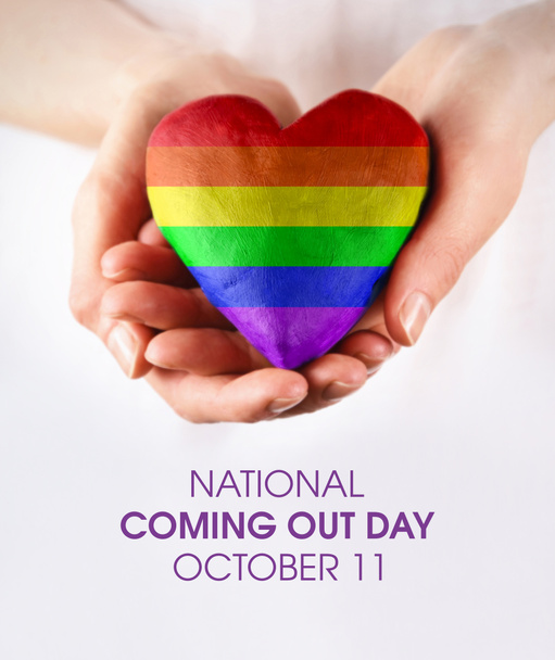 Ulusal Açılış Günü görüntüleri. Kalp şeklindeki LGBT gurur bayrağı. Kadın elleri gökkuşağı kalbi resmi veriyor. Çıkış Günü Posteri, 11 Ekim. Önemli bir gün. - Fotoğraf, Görsel