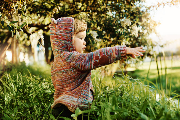 Shot van een schattige kleine jongen hebben plezier buiten - Foto, afbeelding