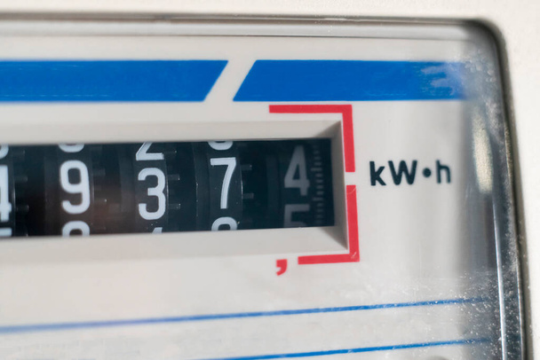 makro widok licznika energii elektrycznej w watach, licznik kilowatów w domu, oszczędność - Zdjęcie, obraz