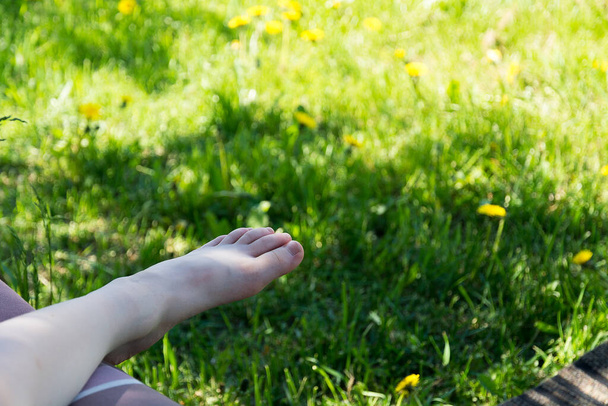 дитячі ноги на фоні трави. копіювання простору
. - Фото, зображення