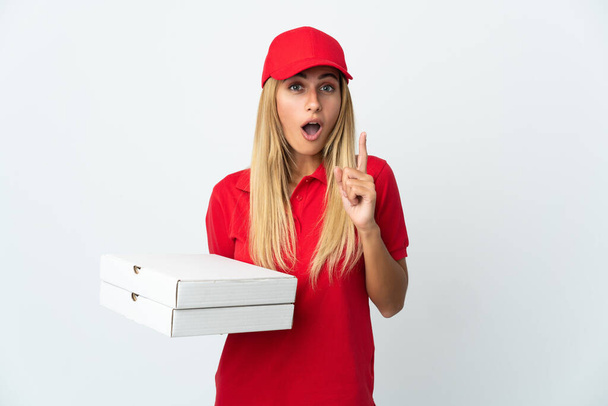 Livraison de pizza femme tenant une pizza isolée sur fond blanc dans le but de réaliser la solution tout en levant le doigt - Photo, image