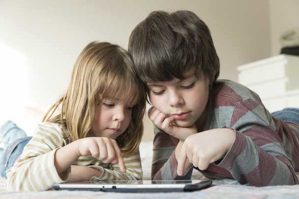 Niños jugando con una tableta digital
 - Foto, imagen