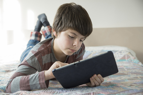 Niño y una tableta digital
 - Foto, imagen