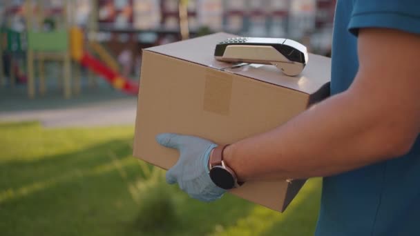 postimies tai toimittaja kuljettaa pieni laatikko toimittaa asiakkaalle kotona kontaktiton NFC päätemaksu. - Materiaali, video