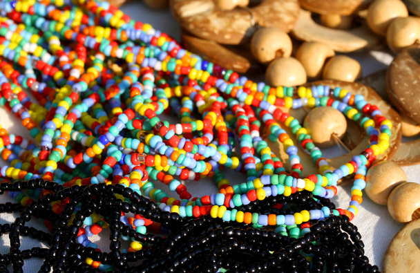 barevné náhrdelníky na prodej na místním trhu stání ve městě 1 - Fotografie, Obrázek