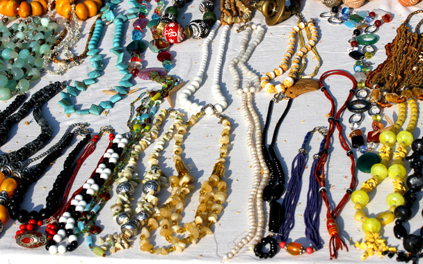 ročník náhrdelníky afrického původu na prodej na stánku bleší trh - Fotografie, Obrázek