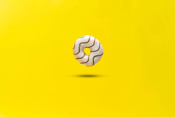 абстрактний солодкий смачний пончик ізольований на кольоровому фоні
 - Фото, зображення