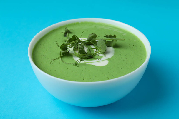 Bowl of pea soup on blue background - Photo, Image
