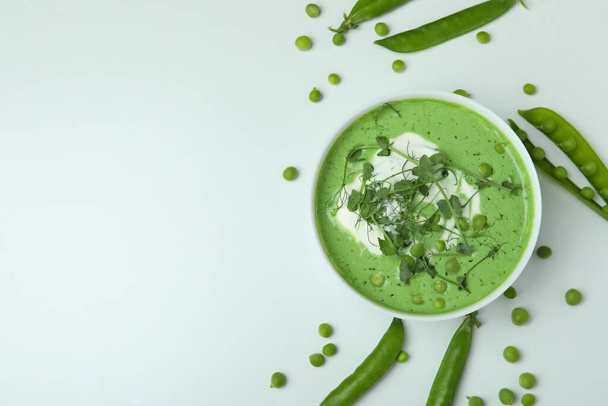 Concepto de sabroso comer con sopa de guisantes sobre fondo blanco - Foto, Imagen