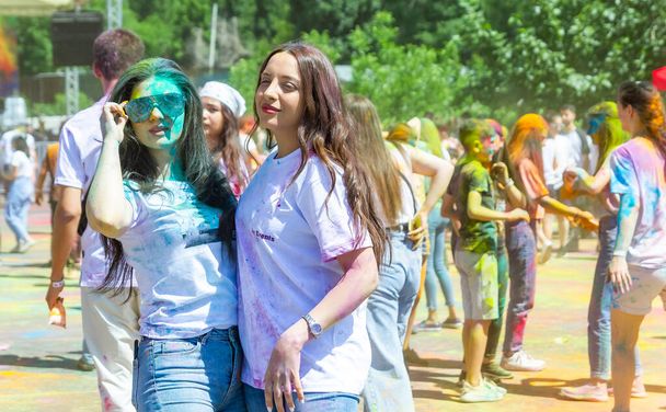 красиві молоді жінки на фестивалі кольорів, кольорове обличчя молодих жінок, кольоровий фестиваль в Індії
 - Фото, зображення