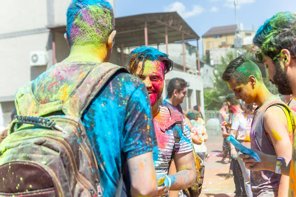 Renk festivalindeki birçok insan, insanların renkli yüzleri, Hindistan 'daki renk festivali. - Fotoğraf, Görsel