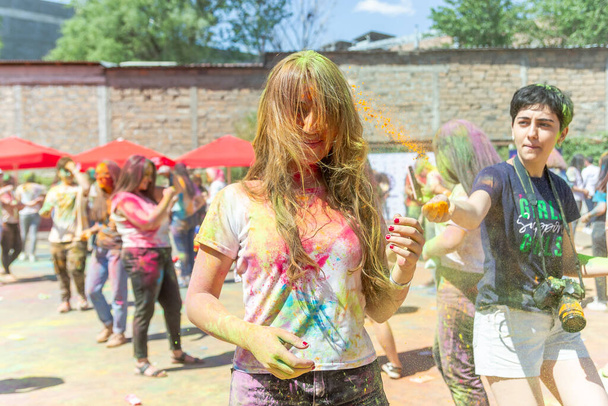 les jolies jeunes femmes dans le festival de la couleur, visage coloré des jeunes femmes, festival de la couleur en Inde - Photo, image