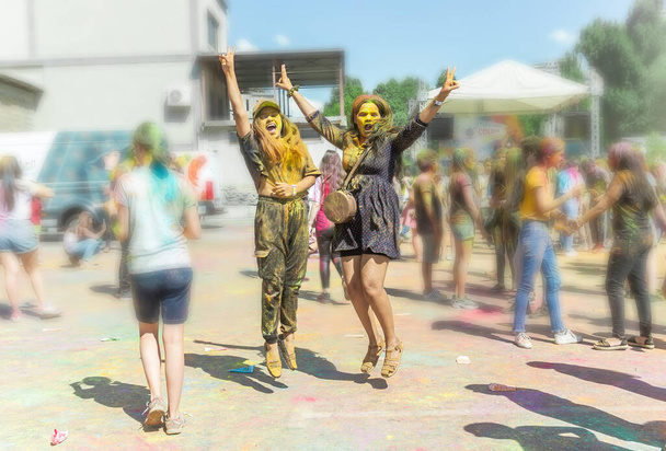 las mujeres jóvenes bonitas en el festival del color, cara coloreada de las mujeres jóvenes, festival del color en la India - Foto, Imagen